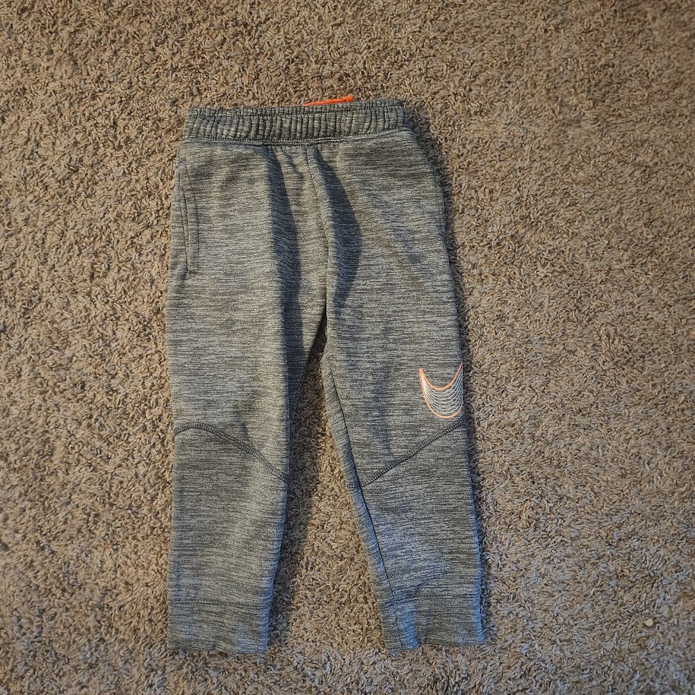 Boys Nike size 5 GUC